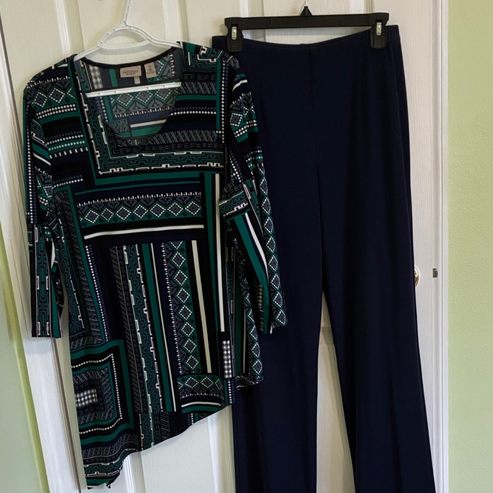 Chico's Navy Pants size 1. Chico’s perfect matching top size 2 green and navy.